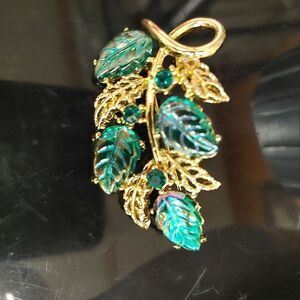 Vintage sparkly green glass leaf brooch